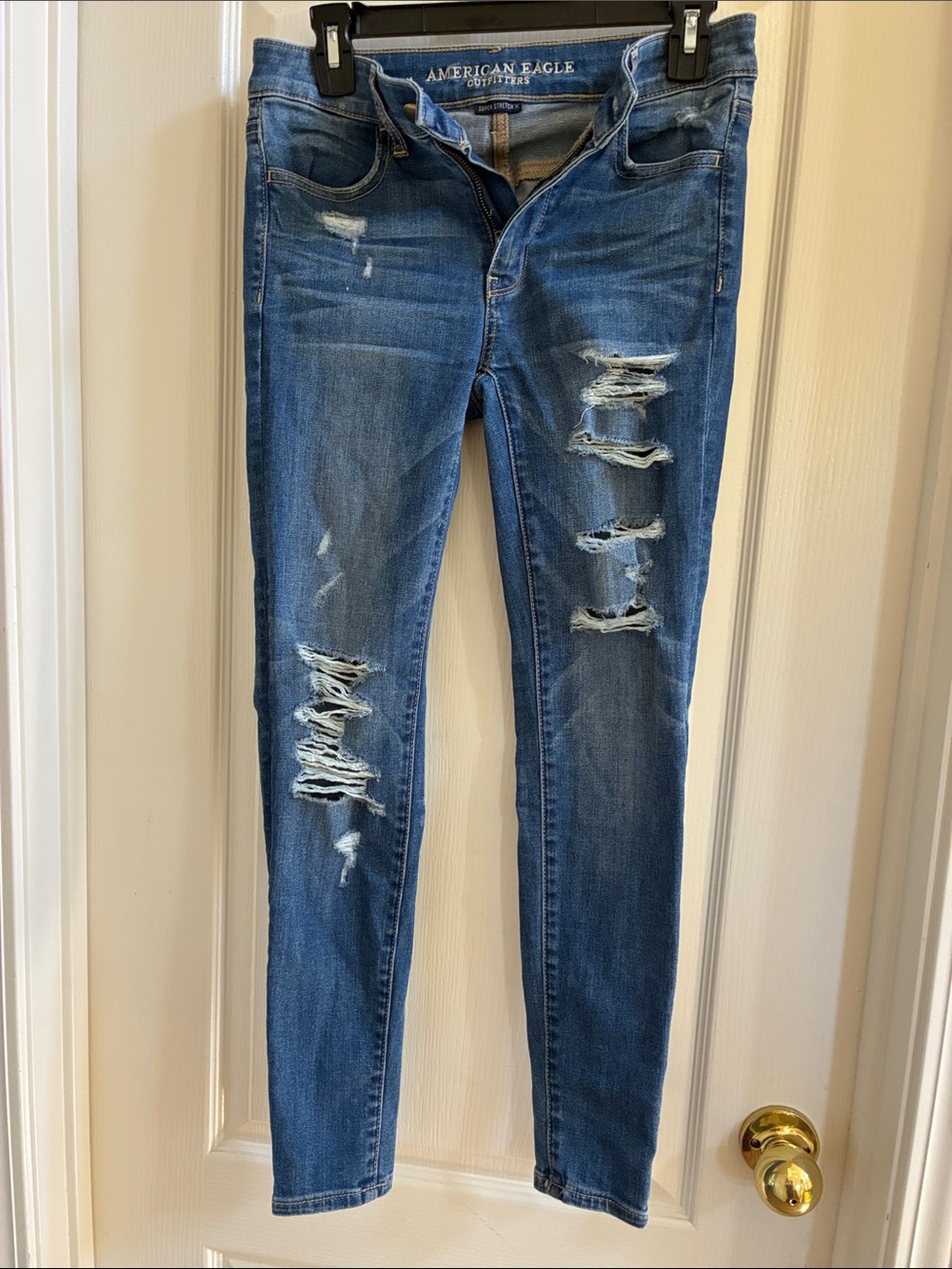 American Eagle Outfitters SIZE 2 SHORT Beautifully Ripped Jeggings!